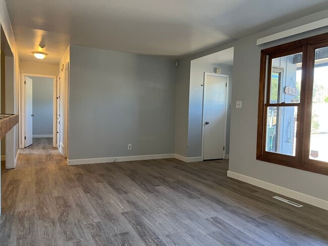 Building Photo - 137 Sumac Dr