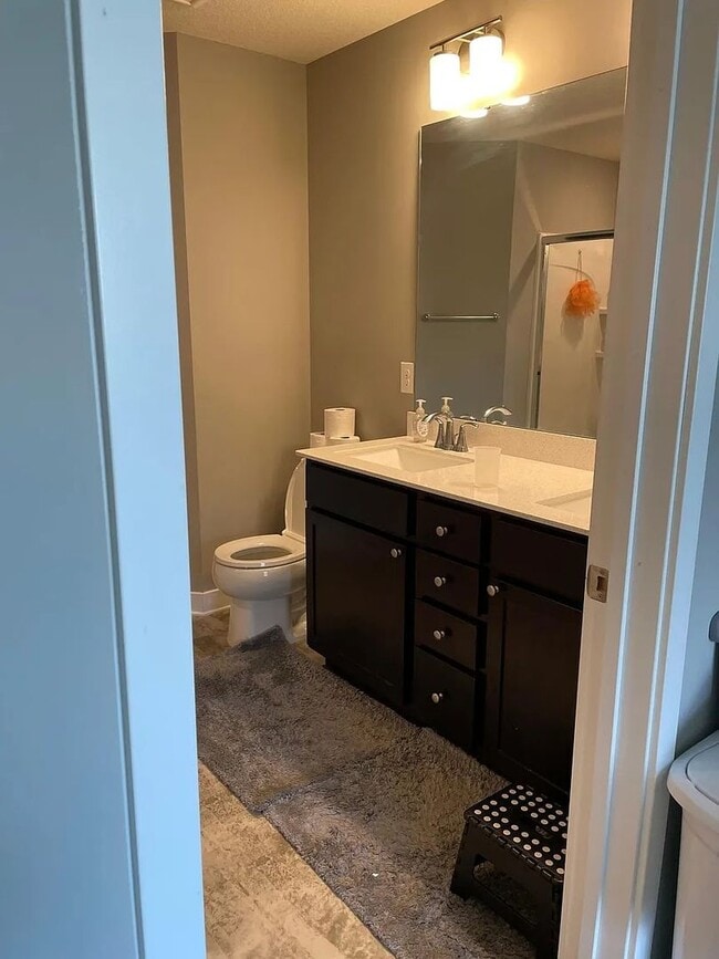 Building Photo - Awesome woodbury townhouse available!