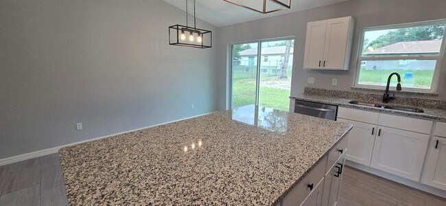 Building Photo - 5545 SE 70th Ave