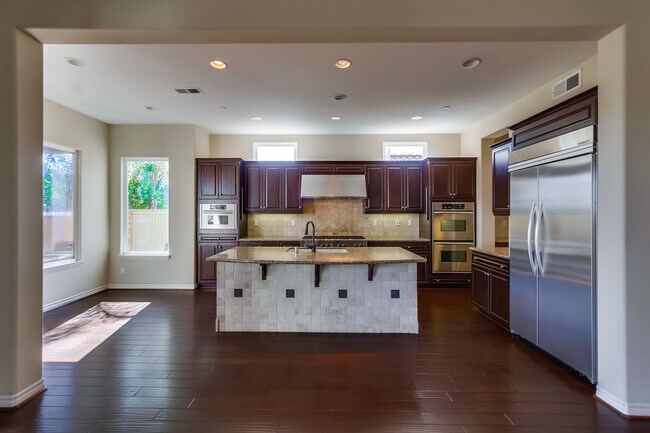 Building Photo - Beautiful 4 bedroom, 4.5 bathroom Home in the Varadero Community