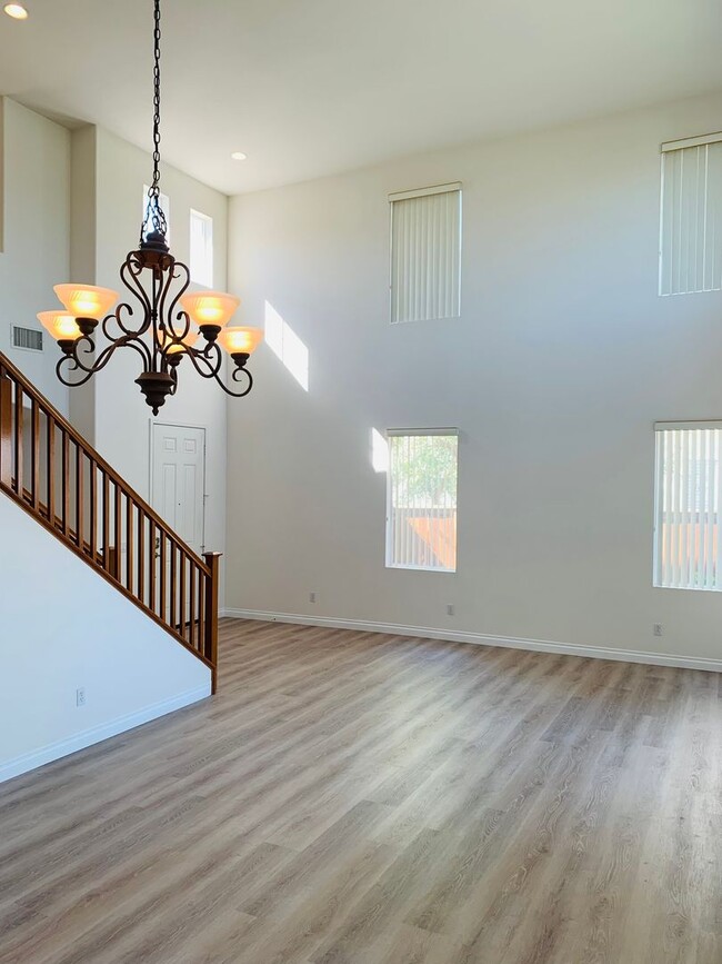 Building Photo - Large 4 bedroom home for lease in the hear...