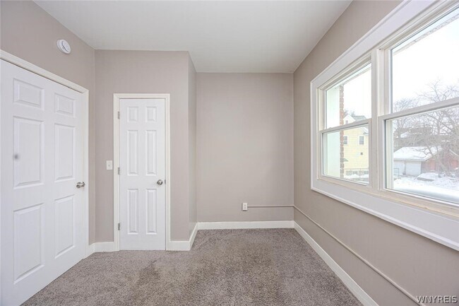 Building Photo - 1204 Niagara St