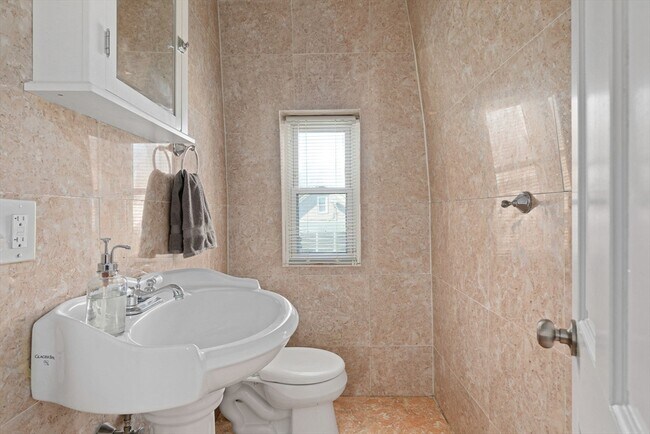 Building Photo - 42 King St