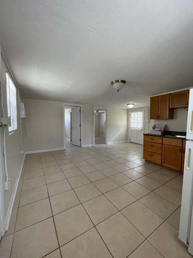 Building Photo - Fall 2026 2/1 Near Norman Hall & Sorority Row Grad Special