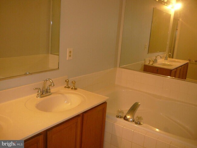 Building Photo - 406 Park Cove Dr