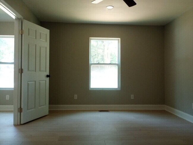 Building Photo - 326 Sherman Dr