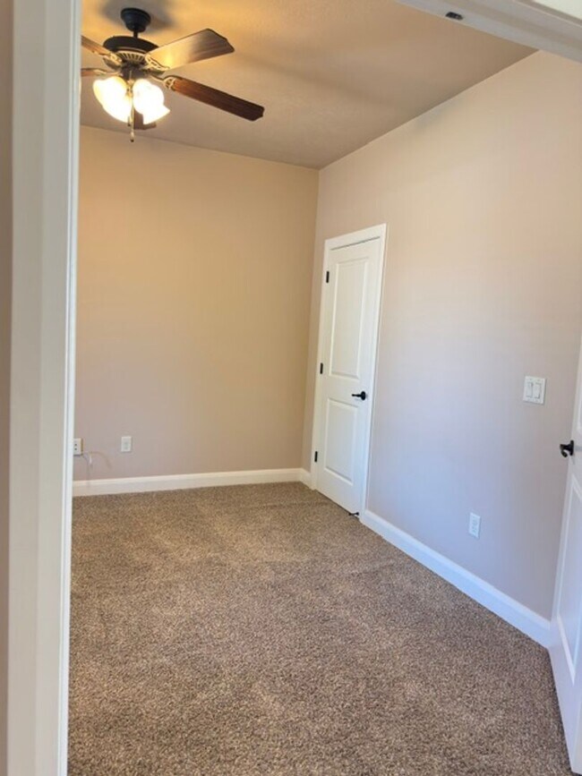 Building Photo - Gorgeous 6 Bedroom Home in Washington!