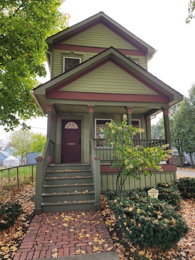 Building Photo - Gorgeous Home For Rent in Ohio City! 2 Master Suites!