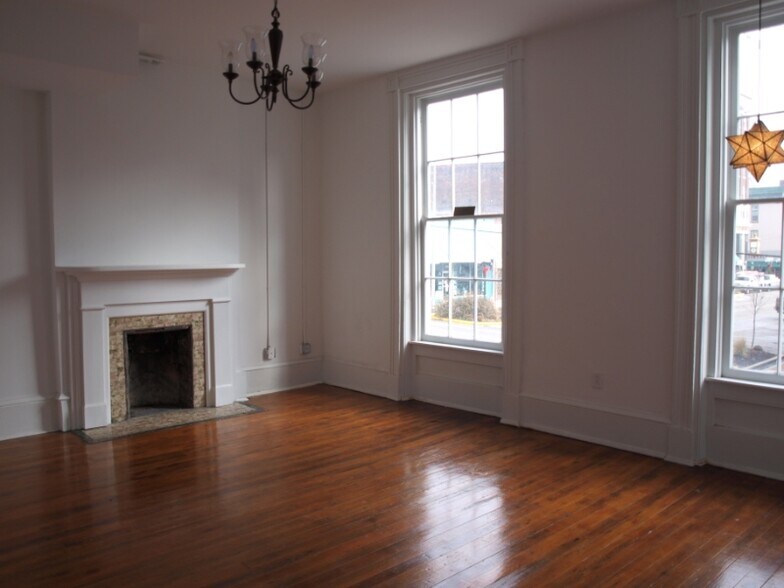 Building Photo - 206 State St