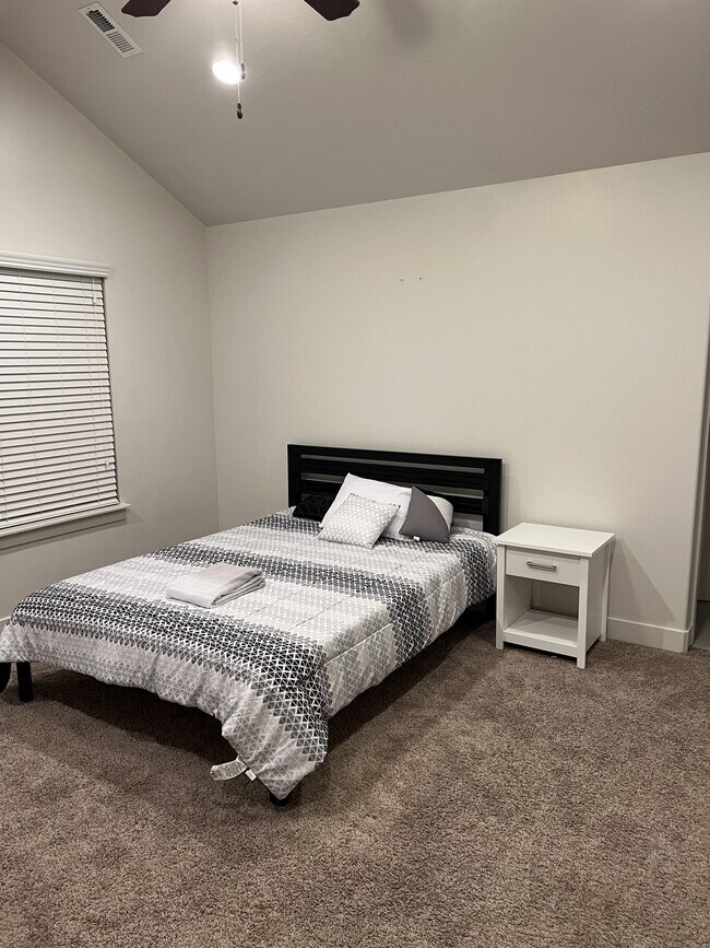 Building Photo - 822 E 380 S