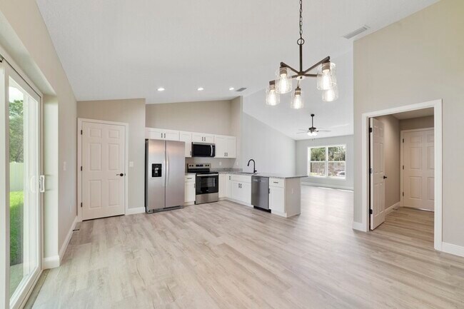 Building Photo - 661 W Bancroft Dr
