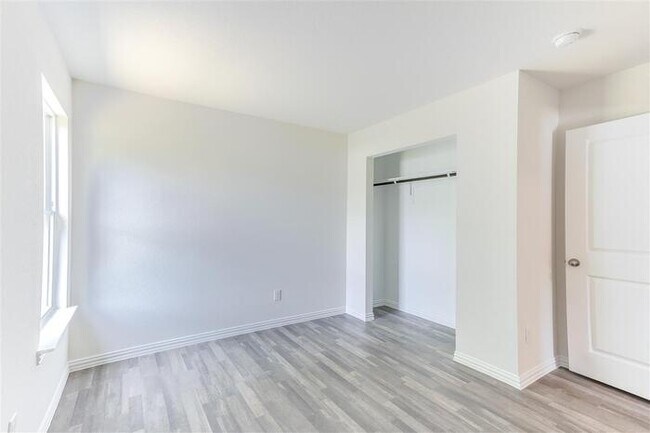 Building Photo - HALF OFF One Month Rent!*