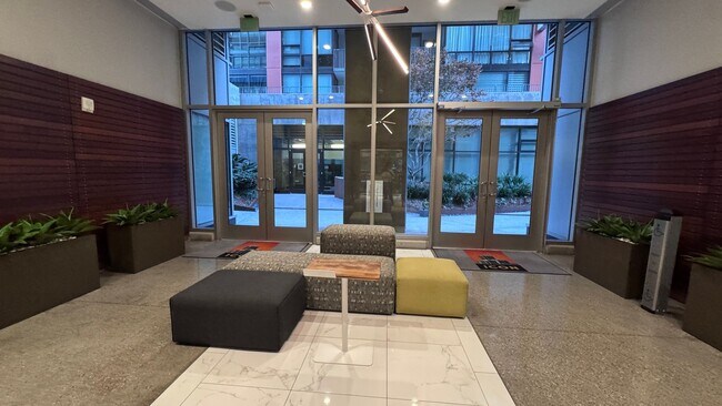 Building Photo - Urban Living with Iconic Views