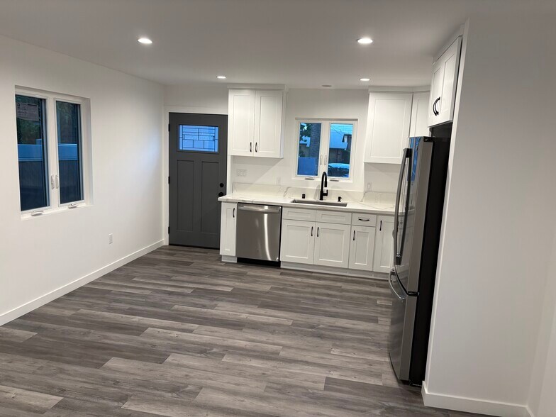 Building Photo - 233 N Mar Vista Ave