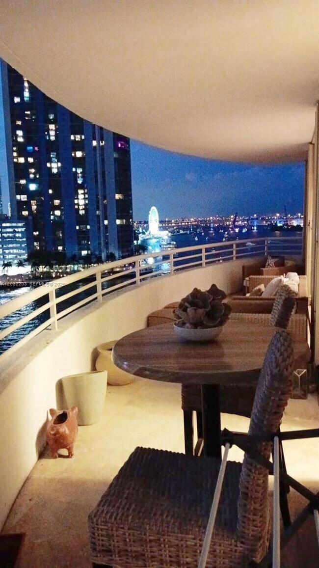 Building Photo - 888 Brickell Key Dr