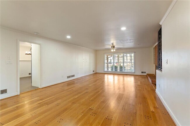 Building Photo - 3355 Pinetree Dr SE