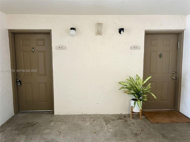 Building Photo - 640 S Park Rd