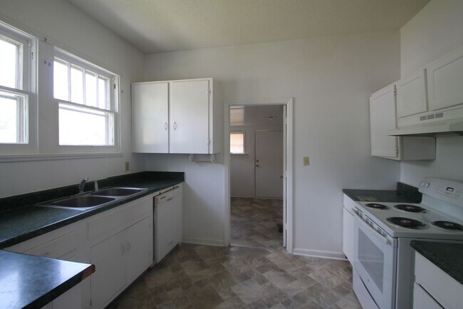 Building Photo - 556 Flint St
