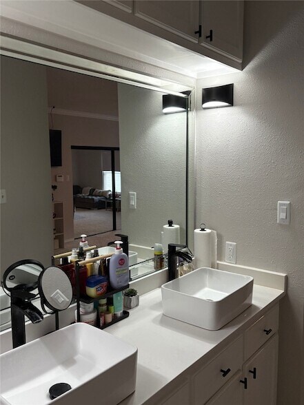 Building Photo - 622 Wilcrest Dr