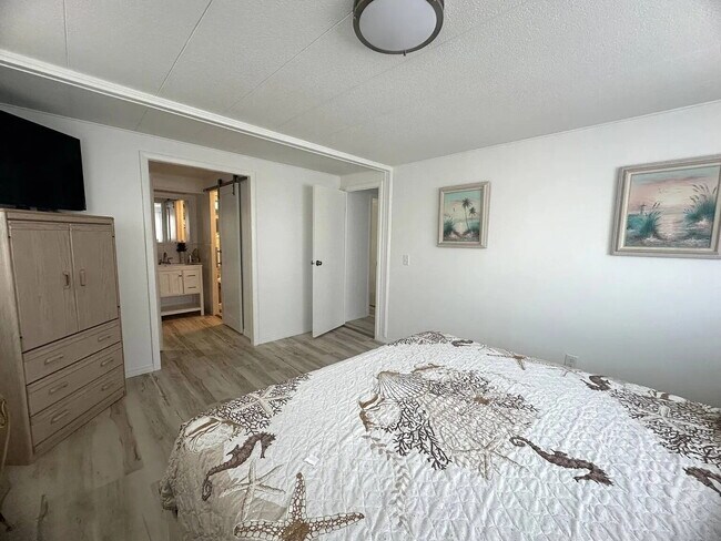 Building Photo - "Charming 2-Bed, 2-Bath Retreat in Nokomis!"