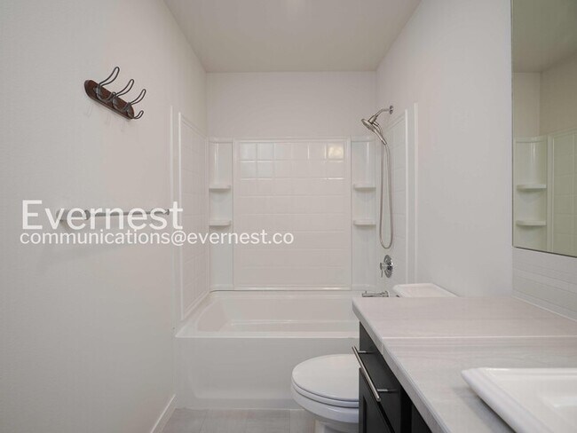 Building Photo - 4 Bed/2.5 Bath Home with Garage / Available Now!