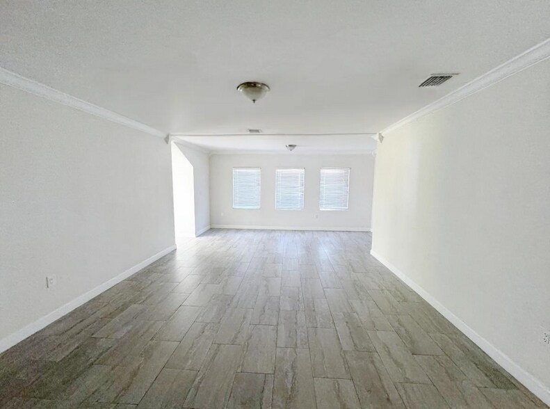 Building Photo - 934 SW 8th Ct