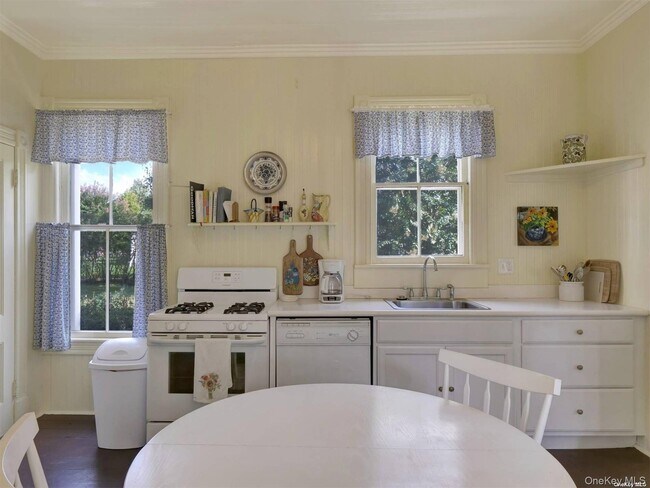 Building Photo - 51 Quogue St