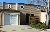 Building Photo - Beautiful townhome with duel primary bedrooms in fantastic location