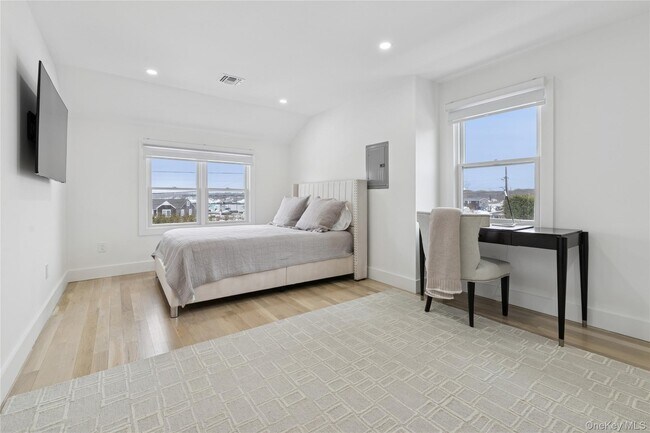 Building Photo - 10 Sagamore Rd