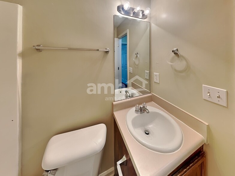 Building Photo - 1509 Locomotive Dr NE