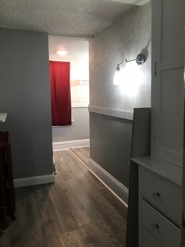 2nd Floor Large Full Bath - 1314 N Main St