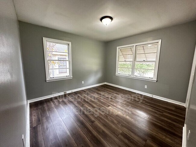 Building Photo - 913 27th St SW