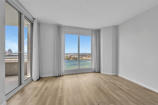 Building Photo - 848 Brickell Key Dr