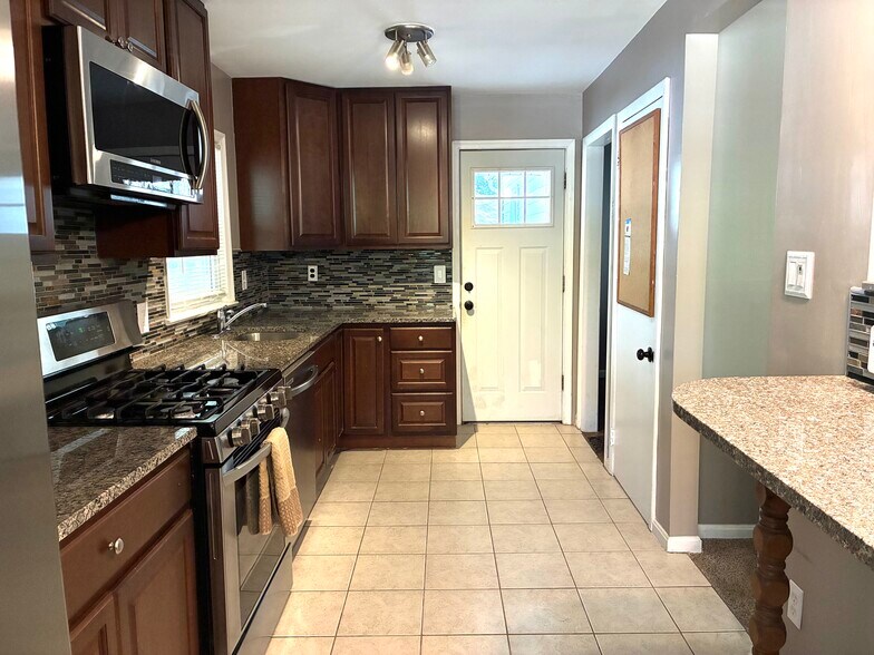 Kitchen - 5112 Hollywood Rd