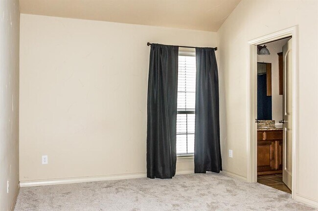 Building Photo - 2621 Eagle Dr