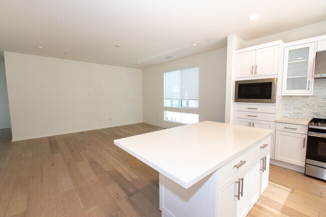 Building Photo - Highly Desired 4 Bedroom Floor Plan in Lig...