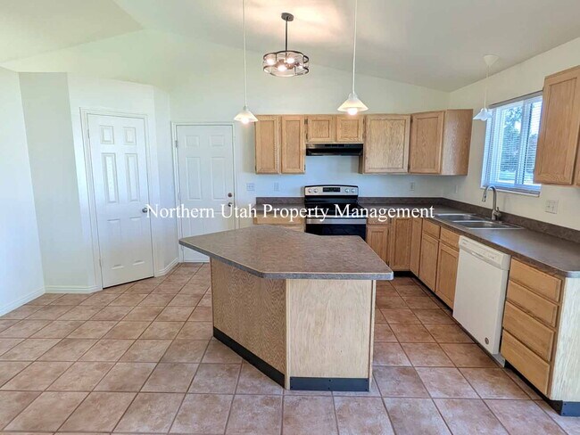 Building Photo - Updated 4 Bed, 2 Bath SFH