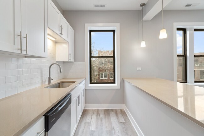 Building Photo - Gorgeous, Updated Top Floor 3bd/2bth Prime West Town area, Available 6/1