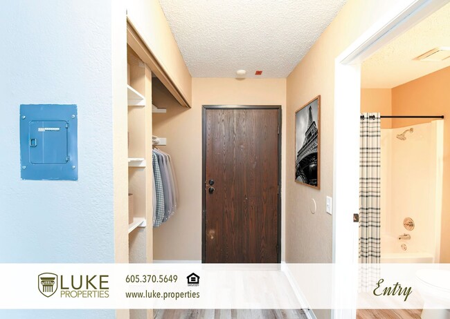 Building Photo - 405 S Sycamore Ave