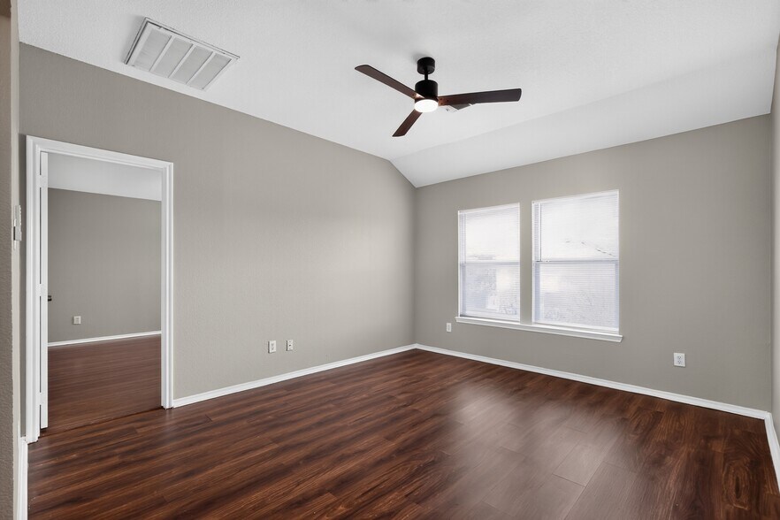 Building Photo - 217 Pinewood Trl