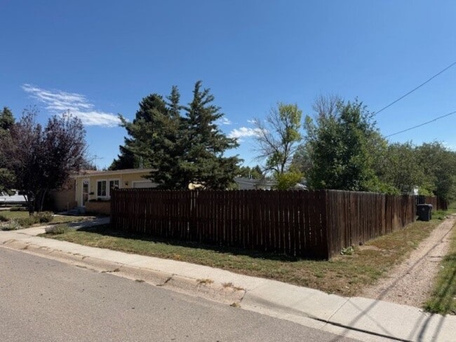 Building Photo - House For Lease