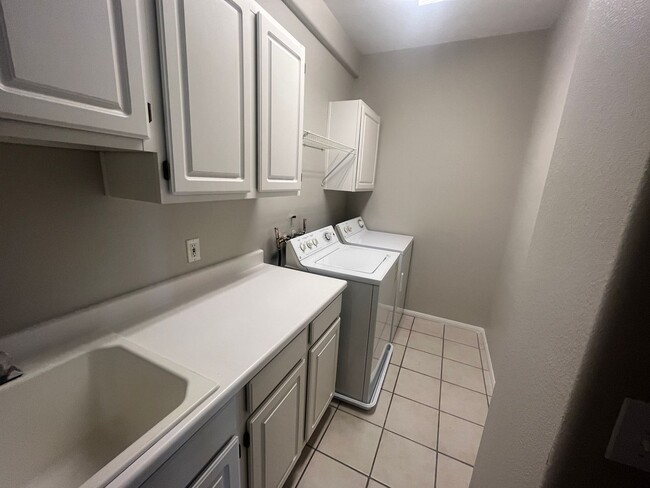 Building Photo - Guard Gated 2 Bedroom Condo - Red Hills in...