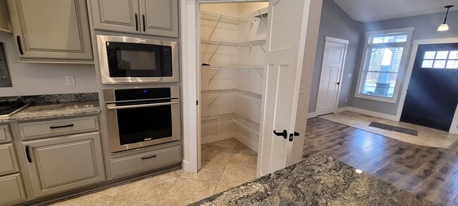 Building Photo - Three Bedroom 2.5 Bath House