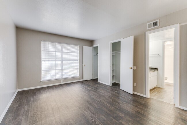 Building Photo - Carisma