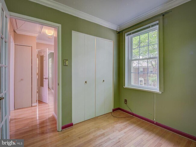 Building Photo - 514 S Henry St