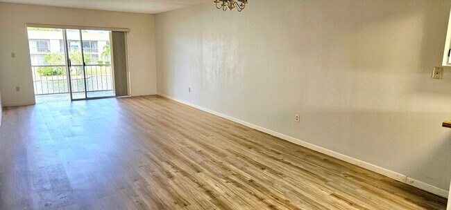 Building Photo - Best 55+ Complex in Merritt Island 3/2 open floor plan.