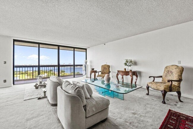 Building Photo - 1900 Consulate Pl