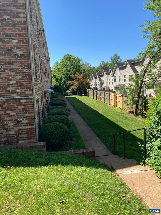 Building Photo - 2527 HYDRAULIC Rd