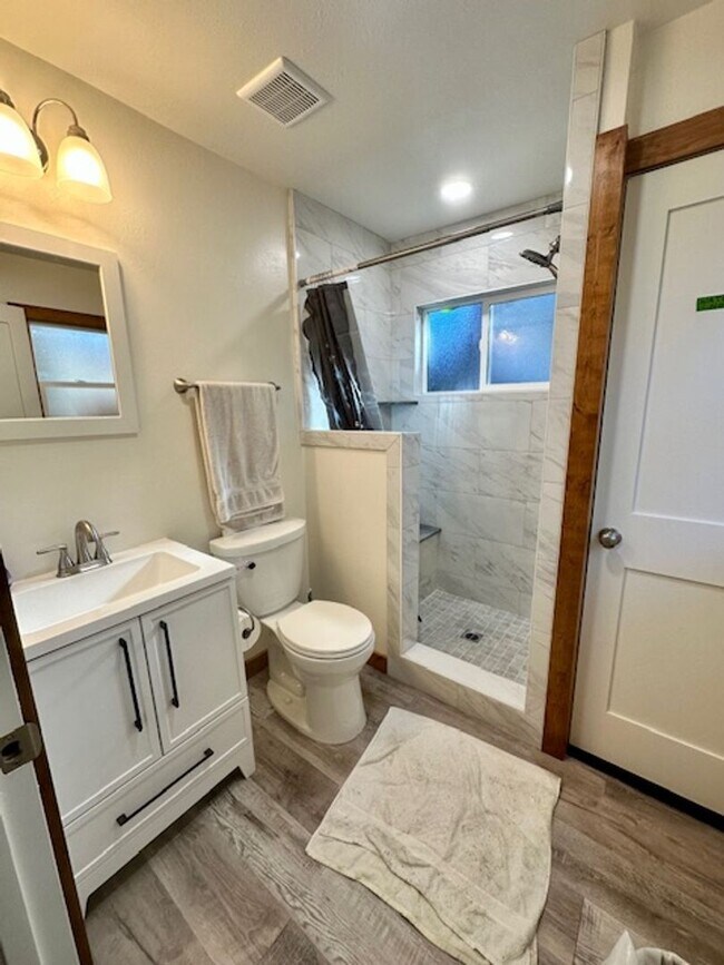 Building Photo - Sweet Tahoe Charm Cabin! Available Now!! for a 3-6 month lease or a long term lease! Call and inq...