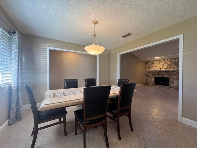 Building Photo - 3/2 in Pelican Bay